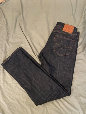 Levi's mörkblå jeans med klassisk passform - Snygga blåa Levis 514 och storlek 31 w 34 L