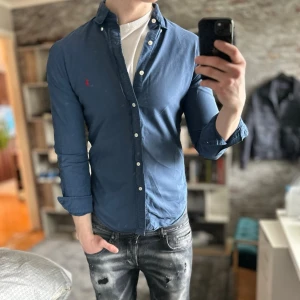 Ralph Lauren skjorta - Slim fit, Mycket fint skick, inga defekter. Nypris ca 2000kr. Storlek S, passar dig som är 170-180cm ungefär. Skriv för mer information!🤝