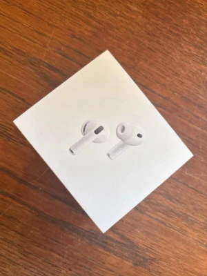 Apple AirPods Pro trådlösa hörlurar - Säljer ett par Apple AirPods Pro – trådlösa in-ear hörlurar i vit färg med stilren design. Grym ljudkvalitet, brusreducering och smidig laddningsetui. Perfekta för musik, poddar och samtal. Kommer i originalförpackning.