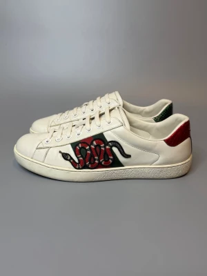 Gucci Skor - ‼️VI TAR EJ BYTEN‼️ Gucci Ace sneakers | Skick: 8/10 | Storlek 6 motsvarar EU 41-42 | ingår enbart skorna vid köp! | Fraktar inom 24H efter köp på köparens bekostnad 📦💨 | Hör av dig vid minsta fråga eller fundering 💭 