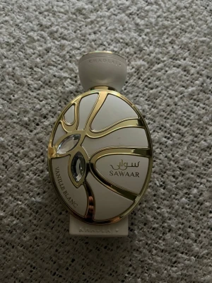 Khadlaj Sawaar Vanille Blanc - Enbart testad, säkert 90-98 % kvar i flaskan (svårt att se). Lådan finns ej kvar, parfymen har bevarats mörkt för parfymens bästa. Pris kan diskuteras 