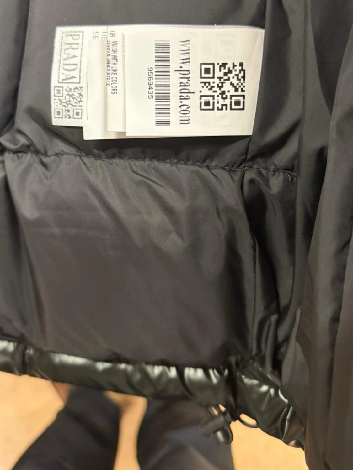 Svart glansig dunjacka från Prada - 4