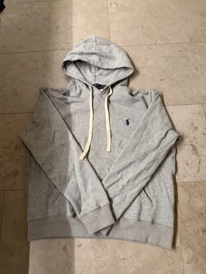 Grå Polo Ralp Lauren Hoodie - Säljer en grå Polo Ralph Lauren hoodie. Tvättad 1 och använd 1 gång.                                        Storlek: S                                                      Passform: Klassisk                                                                    Skick: Som ny 9/10                                                 Skriv om du undrar något✅