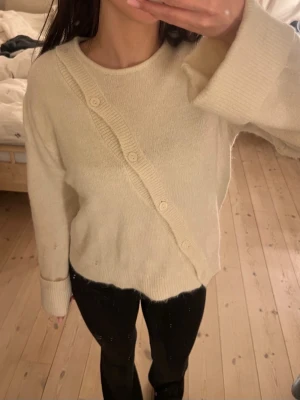 Stickad tröja  - Super fin stickad tröja från Gina men fina knappar som går snett upp💝 strl 158/164 men skulle säga xs/s