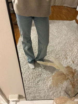 Ljusblå raka jeans från zara - Säljer ett par ljusblå jeans från Zara med rak passform och klassisk femficksdesign. Jeansen har låg midja, bälteshällor och stängs med knapp och dragkedja. Perfekta till en avslappnad stil och passar till det mesta.