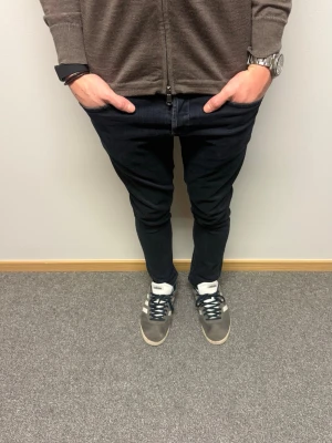 Dondup Jeans George - Dondup Jeans i modell George - Populäraste jeansen på hela Plick.🤩 Nypris = 4000kr Super bra skick utan defekt (9/10)