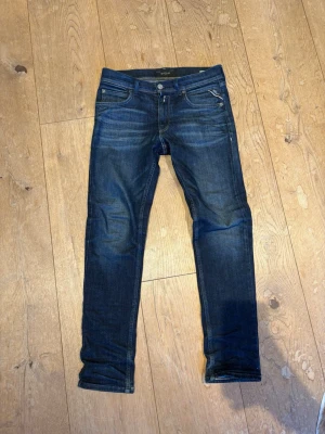 Replay jeans  - Ett par schystare mörkblå replay jeans. Modellen är Wally’s och storlek är 12=150cm men jag skulle säga att dem passar 160+ också. Jag är 170 och dem passar typ fortfarande (se bild).  Vid frågor är det bara att skriva och priset är inte helt fast!