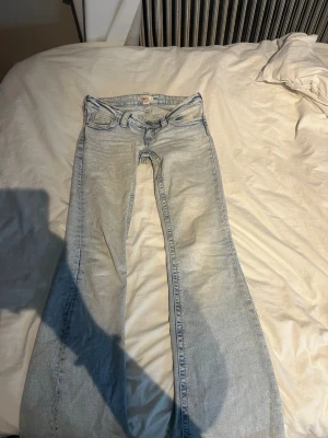 gina tricot 14+ jeans  - Flare jeans med låg midja. Jeansen är ljusblåa och har utsvängda ben. De har dragkedjegylf, fickor fram och bak, broderade bakfickor och bälteshällor. dixie ultra low jeans slutsåld i strl S mycket bra skick. hör av er vid frågor och funderingar❤️