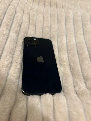 Iphone 14 - Säljer en IPhone 14 med lite små repor men ingen skada direkt. Bra batteri hälsa. Ett fel är att batteri uttaget är sönder men går att ladda på en så kallad Laddnings platta. Går att laga. Och därför säljs är den billigt men funkar hur bra som helst!! Ordinarie pris är ca 4500kr