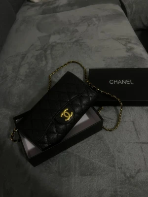 Axelväska  - Axelväska, helt ny och oanvänd, lådan till väskan medföljer, skickas inom 24 timmar, passar perfekt till skolan, jobbet men även fester