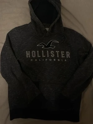Hollister hoodie  - En fet hoodie från hollister. dessa är rätt så eftertraktade just nu, skicket är inga konstigheter inte nå tecken på användning🤟🏼. Vid frågor är de bara att skriva på