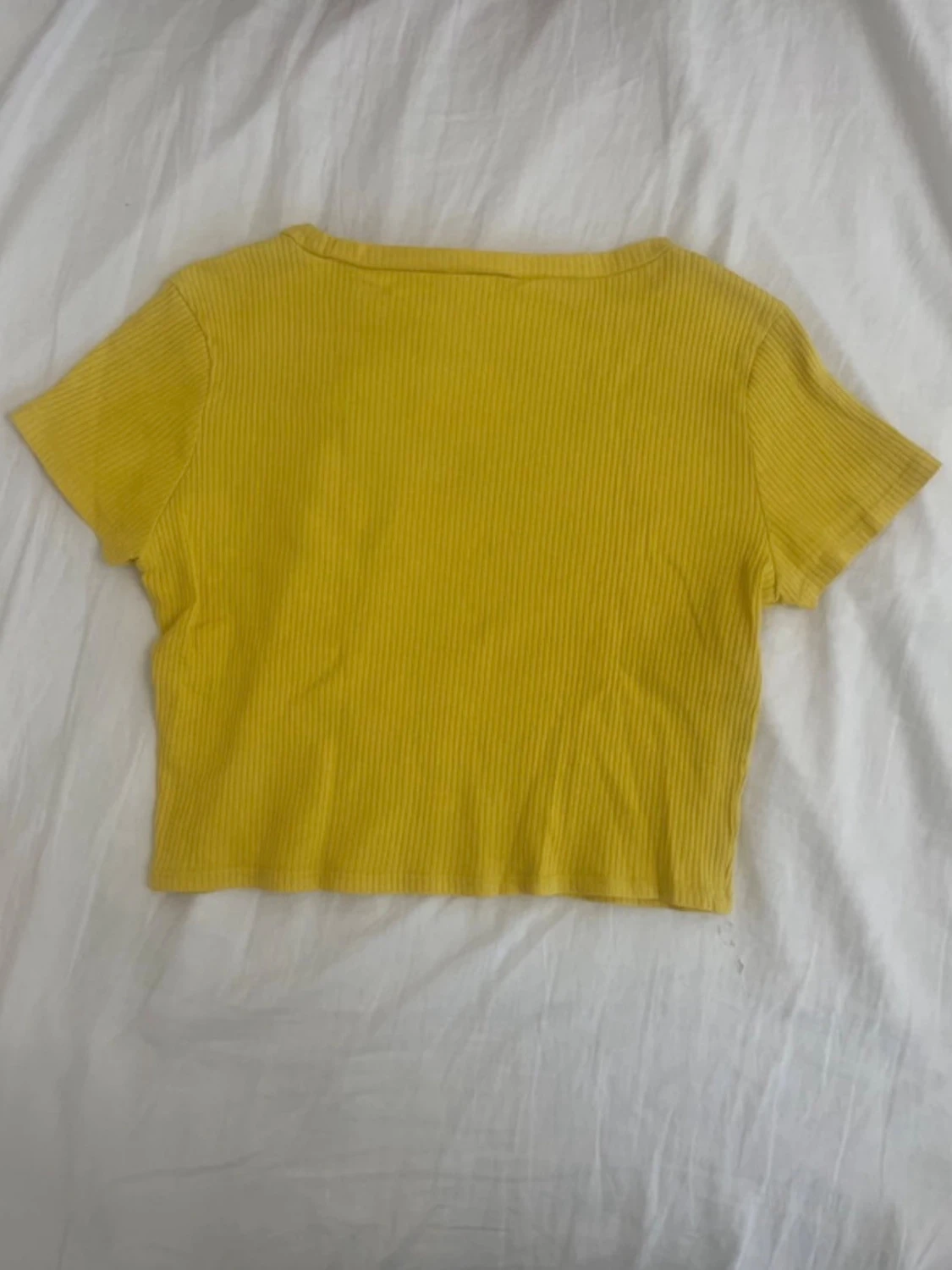 Gul ribbad croppad t-shirt - 1