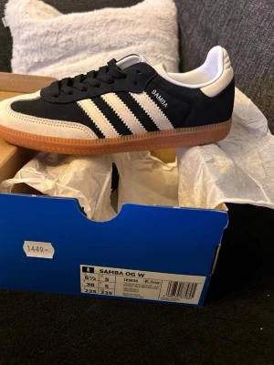 Adidas Samba OG svart/vit sneakers - Klassiska Adidas Samba OG sneakers. Strl 38 aldrig använda! Helt nya med kvitto från SNS 