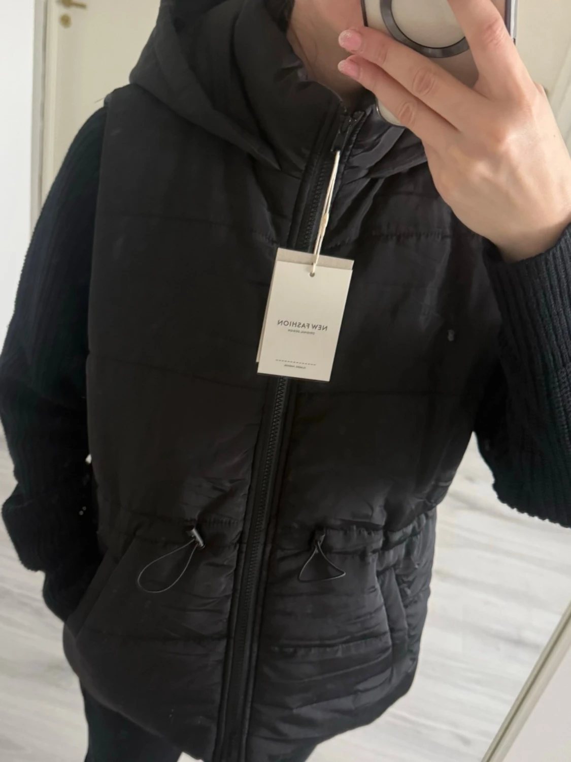 Svart dunväst med huva från New Fashion - 1