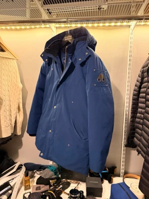 Moose Knuckles, dun jacka - Tja säljer min feta moose kluckles jacka jag köpte 2024 i december. Använde den framr till februari 2025 och sedan i november 2026 innan jag köpte en ny jacka, så den är sparsamt använd. Jackan är i barn storlek XL och passar bäst på någon som är lite under 170 cm lång. NFC taggen funkar. Inuti jackan står det Moose Knucklers istället för Moose Knuckles därför att det är en barn jacka (blev först lite rädd när jag köpte den men det ska tydligen stå det i barn jackorna. Tveka inte på att skriva. 