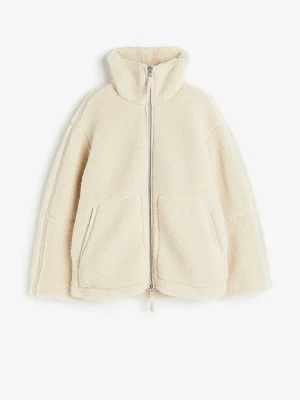 Teddyjacka - h&m - INTRESSEKOLL på min begiea teddyjacka från h&m som är väldigt populär! Den är i väldigt bra skick och har blivit tvättad så har inga fläckar eller defekter, det ändå är att ena dragkedjan är lite sönder men inget som syns!