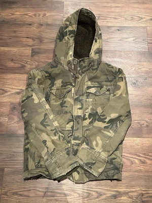 Abercrombie & Fitch Camouflagejacka - Säljer denna schyssta camojacka från Abercrombie and Fitch! Den är i bra skick med mycket kvar att ge |  Kontakta mig vid eventuella frågor eller funderingar 🙌