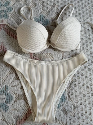 Vit bikini  - Överdel i storlek 70B och underdel i storlek 34. Helt nya, aldrig använt. Off-white