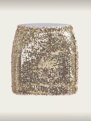 Guldig paljettkjol i kort modell - Supersnygg kort kjol täckt i glittriga guldiga paljetter. Kjolen har en rak passform och är perfekt för dig som vill sticka ut. Ingen synlig dragkedja eller andra detaljer, bara ren partyvibe.