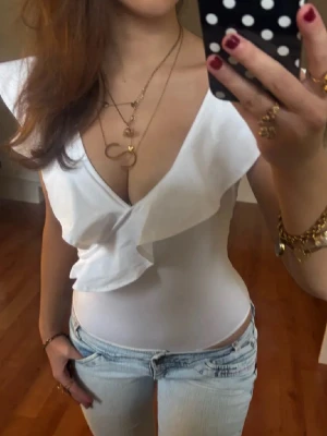 Vit vringad volangbody  - Såå snygg vit vringad volangbody! Jag är 168 och det är mina bilder, köp via köp nu direkt eller Swish, kvar tills markerad som såld 💖 