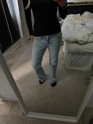 Levis lågmidjade jeans  - Säljer dessa super low jeans från Levis. Använda 1-3 gånger, men tycker de är lite för stora. Jag är 173cm lång och de passar bra i längden. Nypris är 949kr och säljer för 600kr