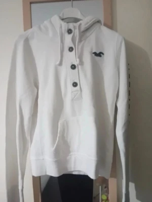 Hollister hoodie - Vit hollister hoodie💫 Vädligt fet o unik🤩Har mönster i luvan som är väldigt snyggt🤩