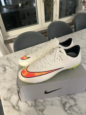 Nike mercurial Vapor X White - Nike Mercurial. Helt nya fotbollskor(oanvända) storlek 45 men passar även 44. Pris kan diskuteras:) 