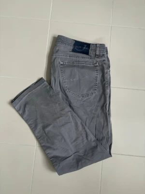 Jacob Cohen jeans w37 - Grå eleganta populära Jacob Cohen jeans i w37 (midjemått på 100 cm). Sjukt snygga på och passar till allt året om!