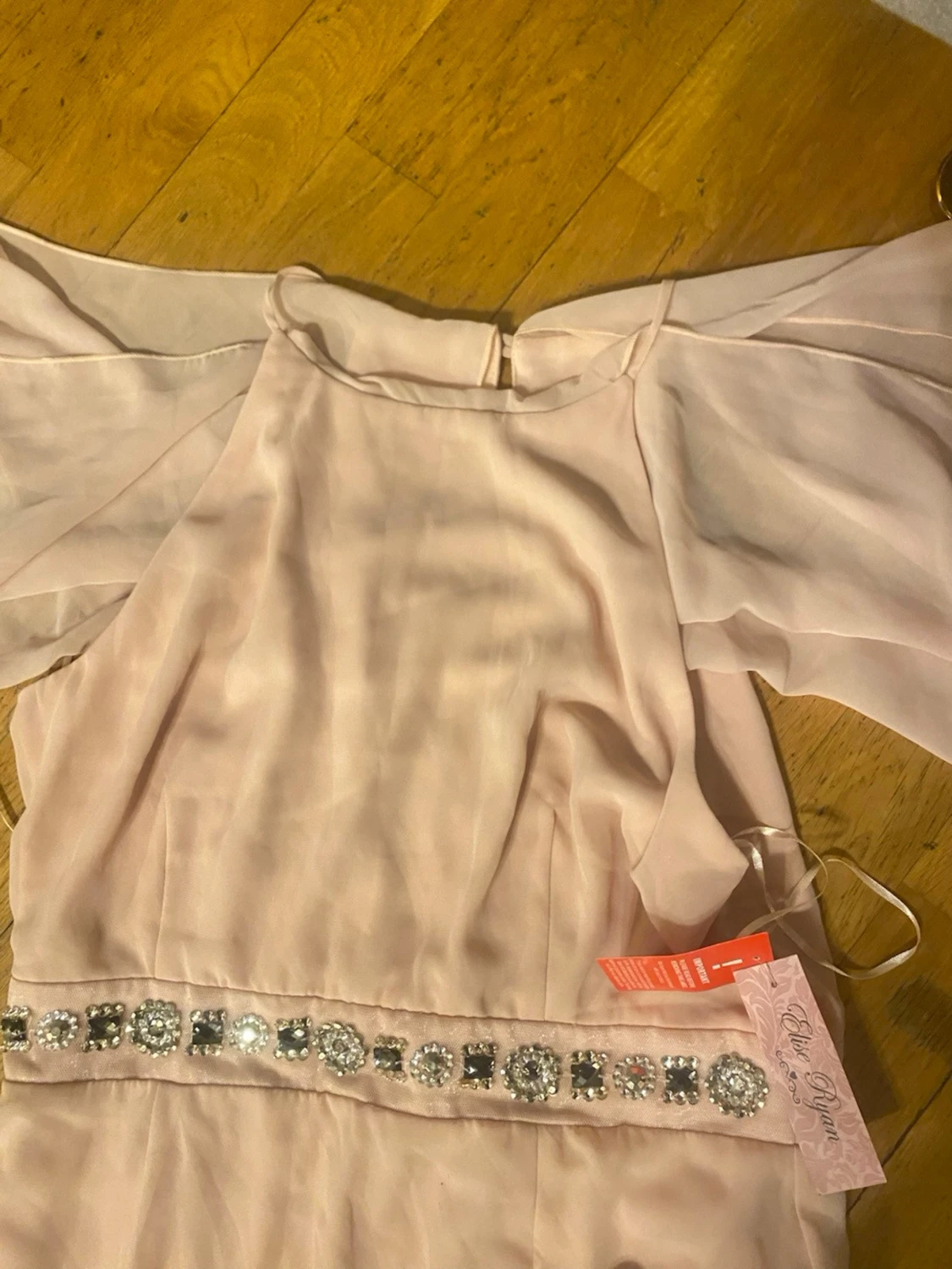 Ljusrosa långklänning med pärldetaljer - 2