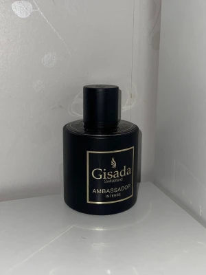 Gisada ambassador intense - Gisada Ambassador Intense är en varm och kryddig herrparfym med toner av bergamot, ingefära, hallon och vanilj. Den känns rik och passar bäst för kvällar eller kallare dagar.