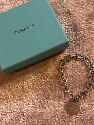 Silvrigt tiffany&co armband - Använd fåtal gånger, mycket bra skick! Nypris ca 7930! Pris kan diskuteras!❤️