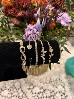 Guld Armband Set - Helt nya aldrig använda. Rostfritt stål. Justerbar