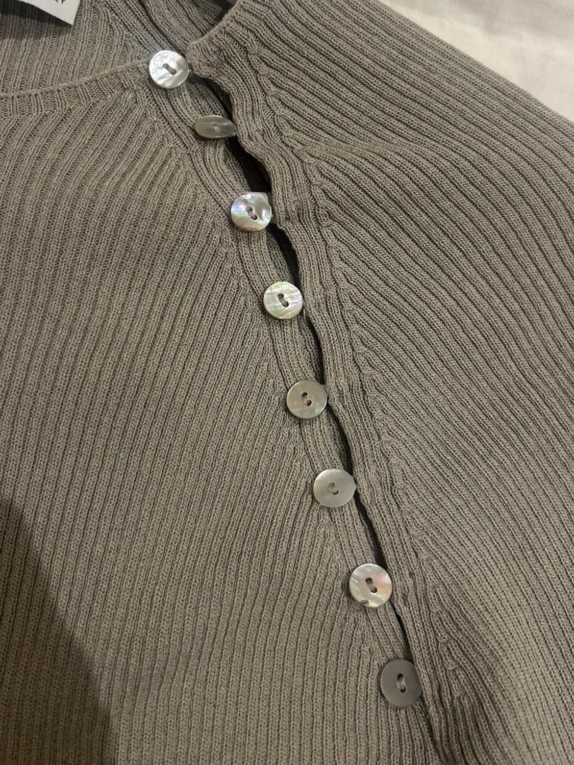 långärmad topp med knappar - 4