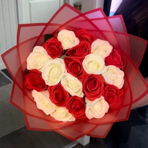 Blombukett - En jättefin bukett gjord av artificiella rosor. Perfekt för inför Alla Hjärtans Dag 🤍