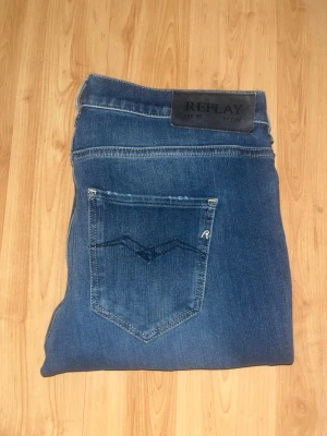 Replay hyperflex jeans - Blåa replay hyperflex jeans j skinny passform med stretch. Midja 33cm, längd 94cm. Obs längdstorleken saknas men jag skulle uppskatta till L30 - men utgå efter mått. JAG SKICKAR EJ FLER BILDER NÄR JAG BÄR JEANSEN! för bättre inblick i passformen rekommenderar jag att googla på modellnamnet. För storleksguide kolla måtten noggrant då jeansen alltid kan vara uppsydda heller krympta och jag ej tar emot returer :) s6,4