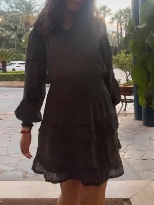 Neo noir klänning - Supersnygg neo noir klänning som inte säljs längre! Använd en gång🩷🩷