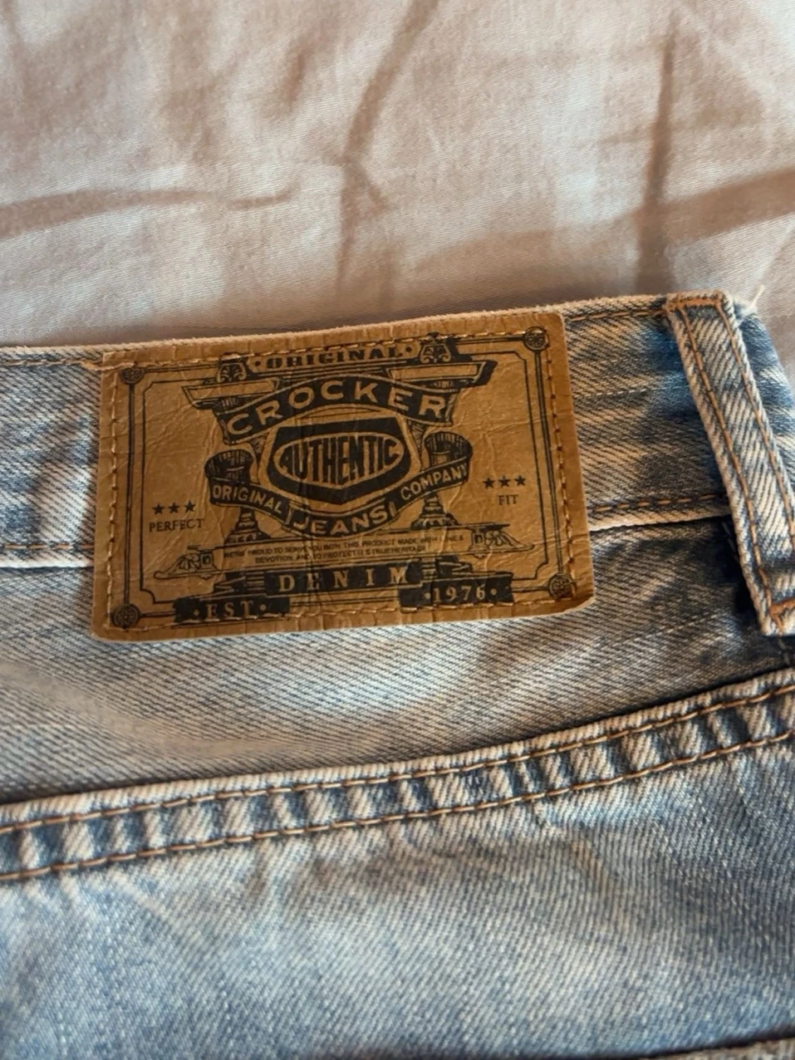 Ljusblå jeansshorts med fransig kant från Crocker - 2