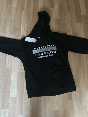 Svart Maison Margiela hoodie - Sitter som M 