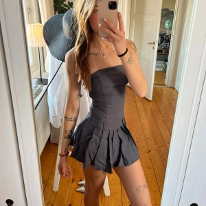 Klänning  - Sååå fin klänning som är axellösed tenniskjol ifrån motel rocks! Använt den en gång💕