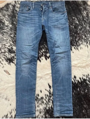 Ralph Lauren jeans - Snygga Ralph Lauren jeans med najs fades. Storlek 32. Mycket bra skick. Hör av dig vid fler frågor eller funderingar!