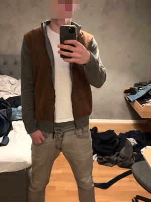 Kashmir Cardigan - Kashmir Cardigan, köpt i Italien, där den är gjord, aldrig använts. Tags finns fortfarande på. Det bruna är något mocka ish material. Sen är det Kashmir på ärmarna. Skriv vid fler frågor!