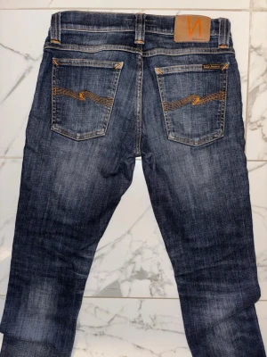 Blå jeans från Nudie Jeans - Säljer ett par väldigt snygga Nudie jeans!👖De är i en slim modell och i storlek 27/32. Passar någon från 155-165 cm! 📏Skriv till mig vid minsta fundering! /Gustav 😁