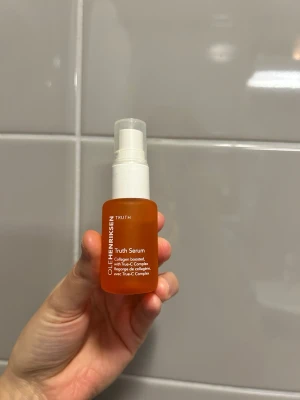 Ole Henriksen Truth Serum - Fräscht serum från Ole Henriksen i en orange plastflaska med vit pump. Innehåller kollagen och C-vitamin, perfekt för dig som vill boosta huden med glow och fukt. Smidig att använda och lätt att ta med i necessären. Testad en gång 
