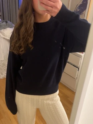 Mörkblå stickad tröja - Mörkblå stickad tröja från uniqlo