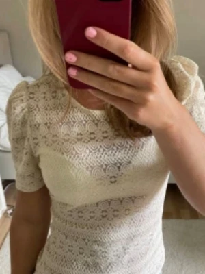 Beige spetsblus med puffärm - Nästan oanvänd