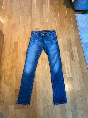Slim jeans Jack and Jones  - Säljer nu dessa snygga mörkblåa Jack and Jones jeansen. Modellen är Slim Glenn och storlek W28/L30. De är i väldigt fint skick. Vid frågor eller funderingar är det bara att höra av sig!