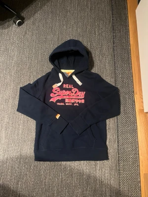 Superdry hoodie, storlek s - Superdry hoodie, storlek S även fast det står L. Mycket bra skick
