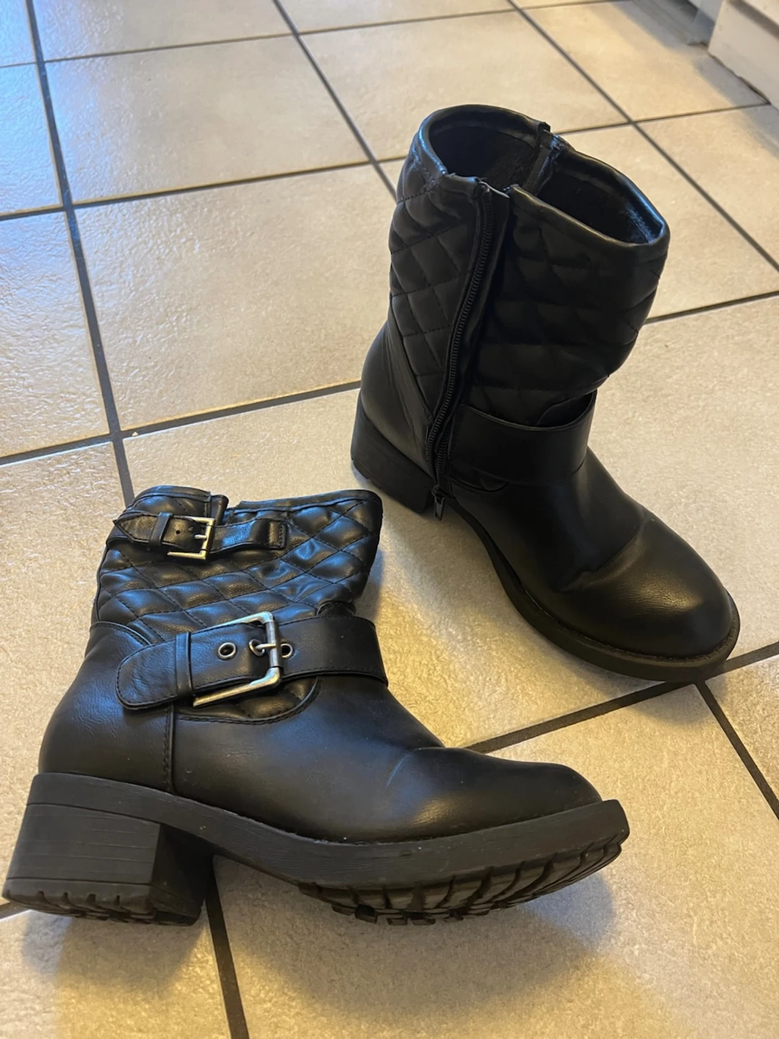Svarta quiltade stövletter med spännen