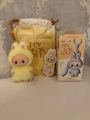 Äkta Labubu - Äkta Labubu i Pin For Love serien. Bokstav F som är ovanlig och svår att få tag på. Äkta beställd från PopMarts egna hemsida (orderbekräftelse/kvitto finns). Tyvärr inte den färgen jag ville ha. Original boxen, dustbagen och klistermärket följer med. 