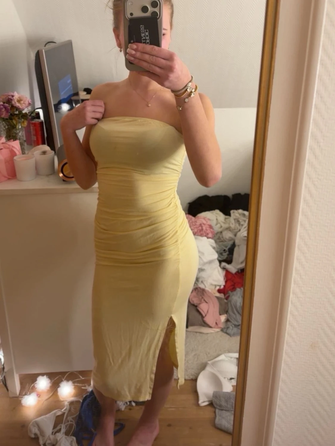 Gul axelbandslös långklänning